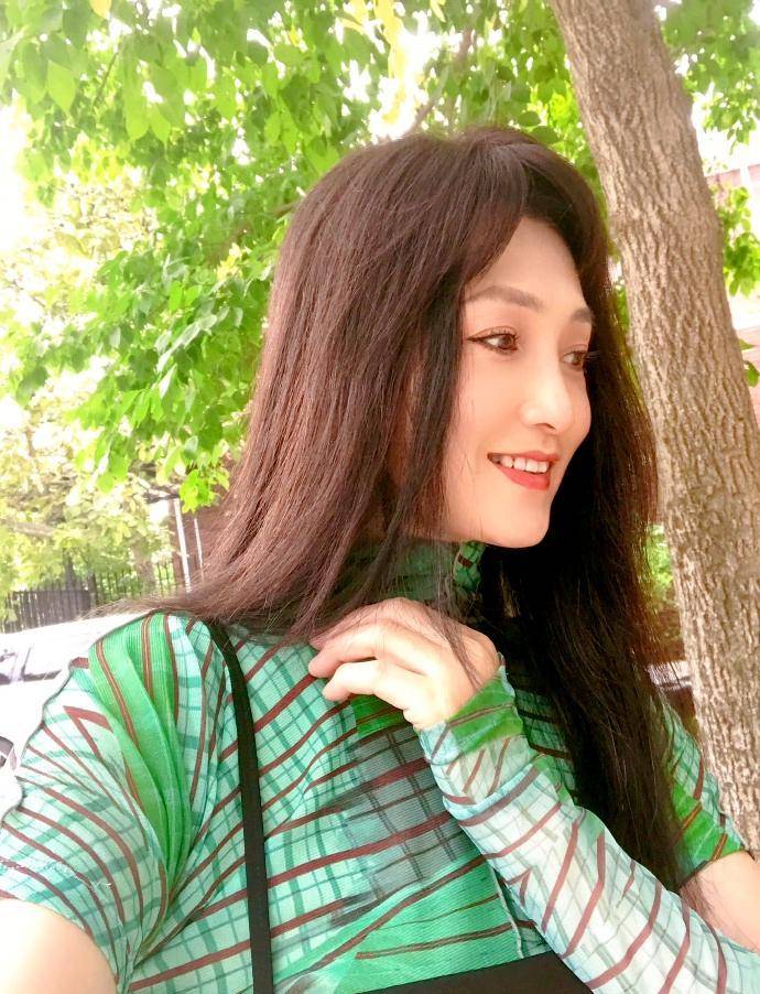 57岁林芳兵近照曝光,越老越有味,不愧最美杨贵妃,已13年未演戏_电影