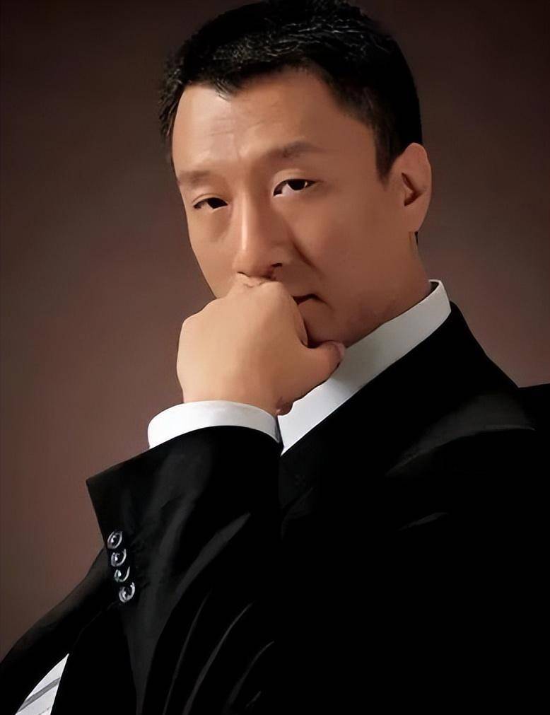 作为影视圈公认的实力派,孙红雷在荧幕上塑造了很多经典的黑帮角色.