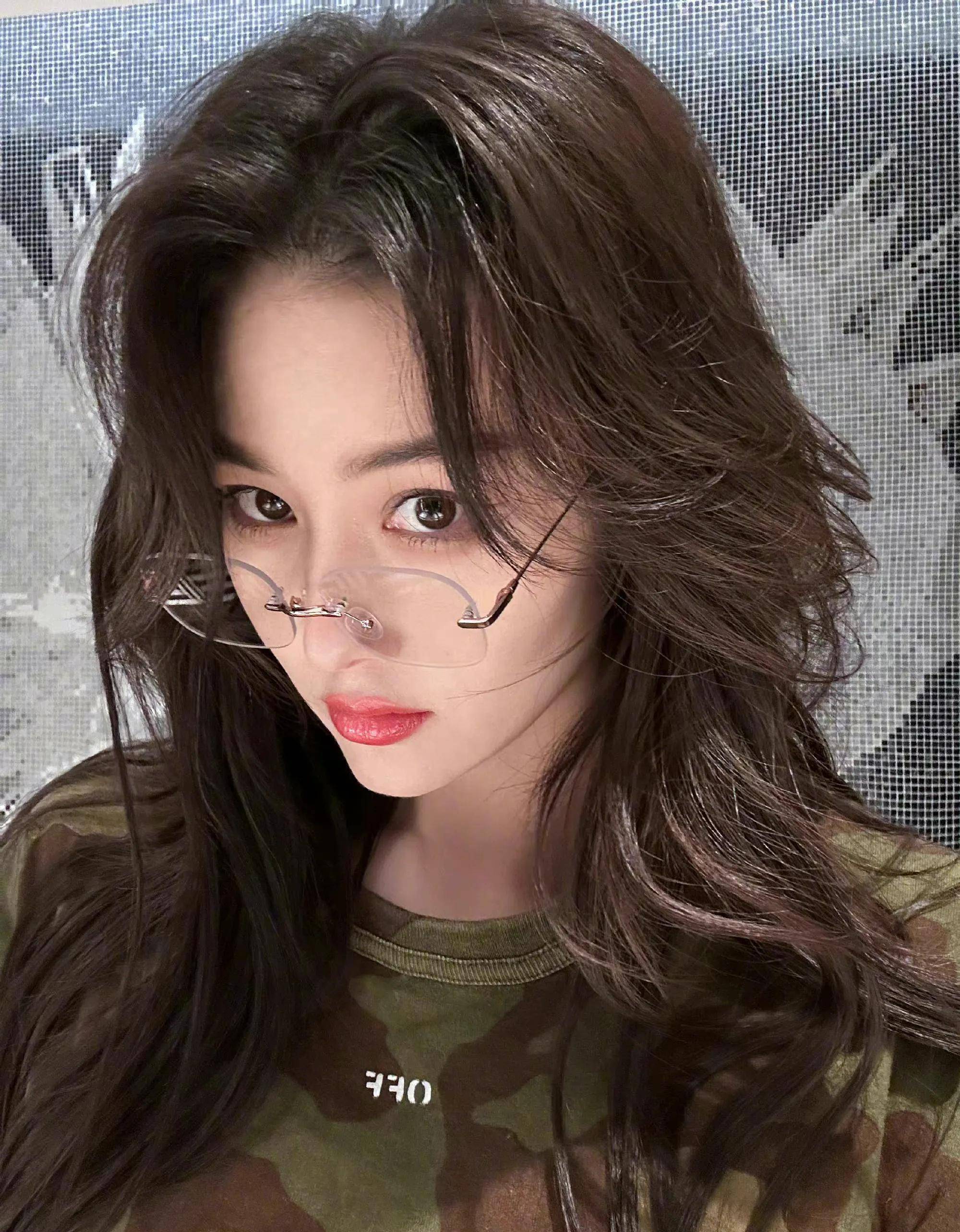 张馨予晒怼脸自拍,网友:姐姐真的好漂亮,内娱第一美女_显得_时尚_眼镜