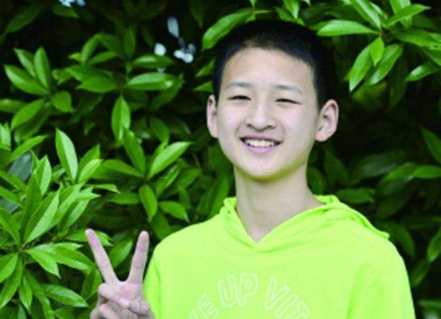 当年汶川地震中被救起,感动全国的"敬礼娃娃",现状怎样了?