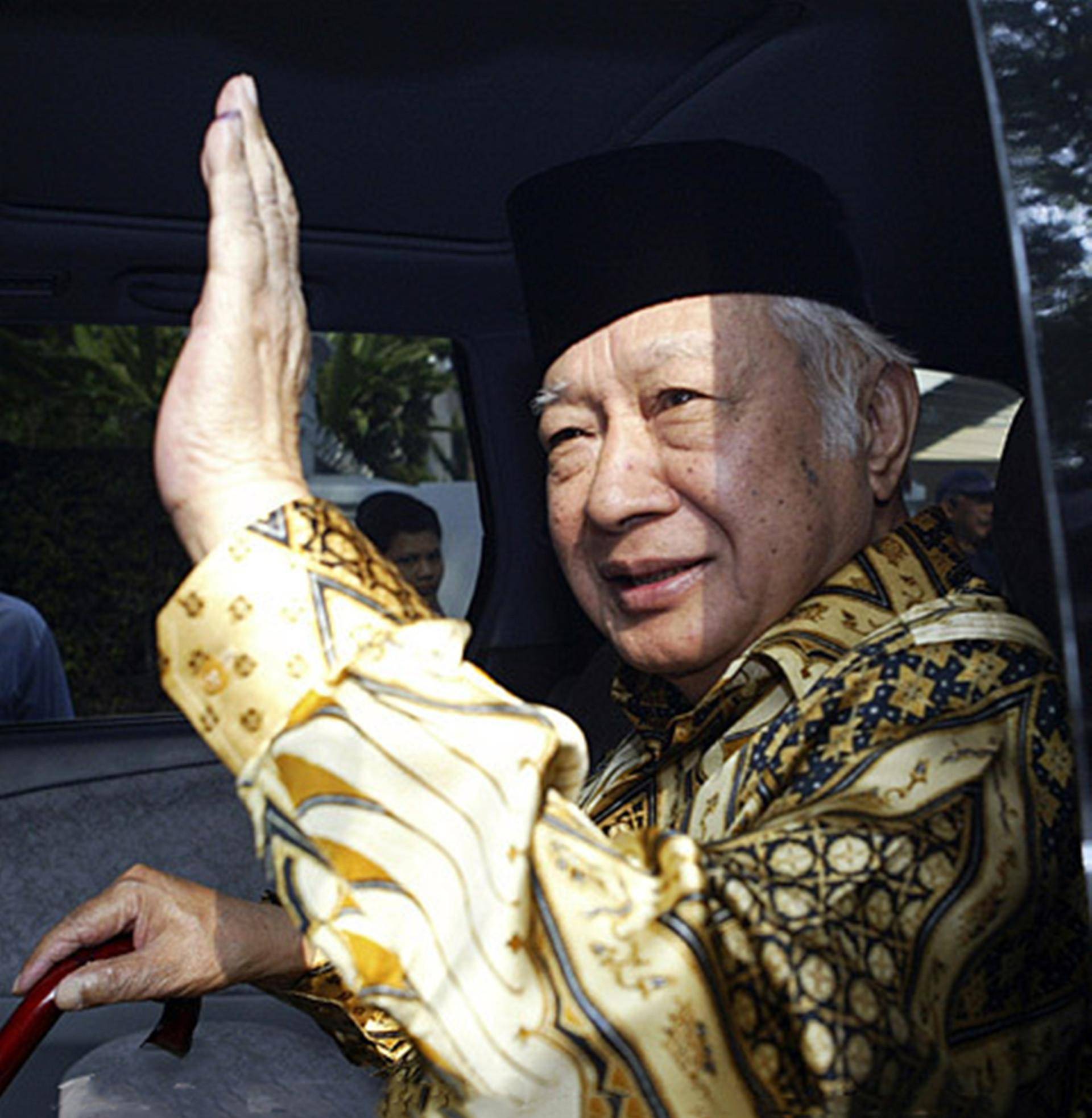 苏哈托独裁32年,当过卖国贼,却幸福长寿儿孙满堂,个个巨富_印尼