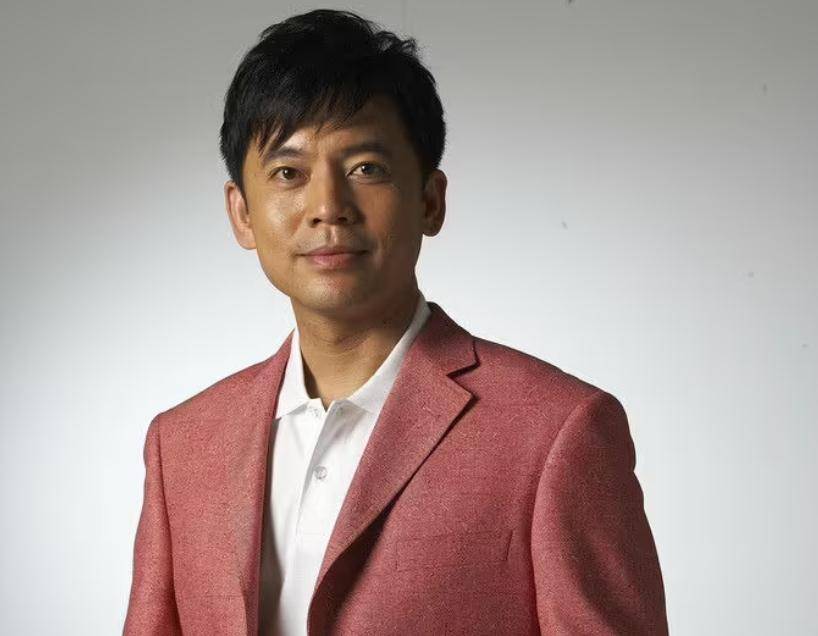 59岁的何政军,凭一部《亮剑》成名,曾拒绝巩俐后与初恋结婚