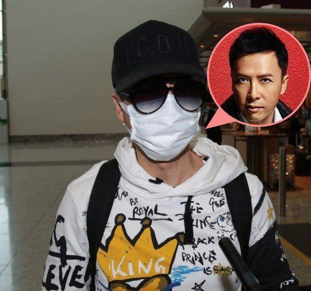 2月12日,甄子丹戴着黑色帽子和白色口罩,一身潮流休闲装现身机场,被