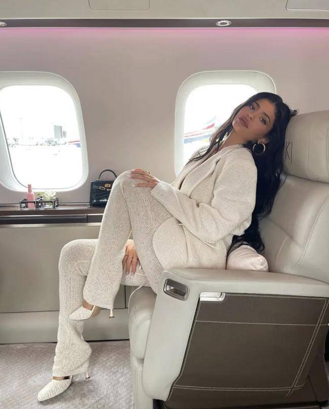 粉红飞机内装曝光满满少女心_kylie_jenner_air