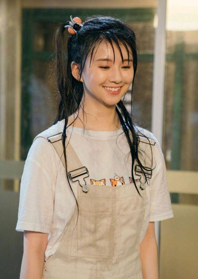 称呼对方为"老公",而当时的小彩旗也才14岁,不提恋情真假,就说这个"