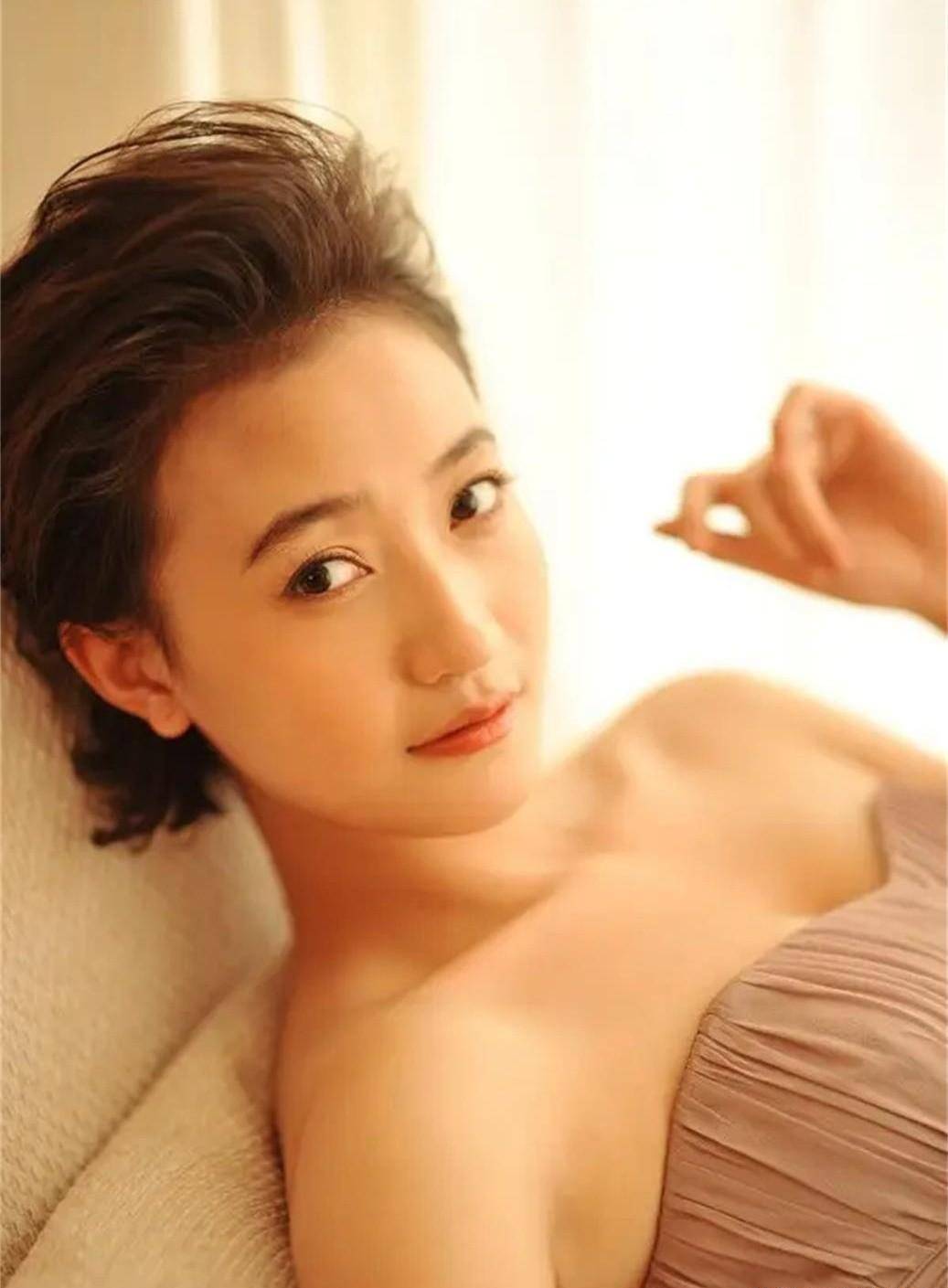 《职场是个技术活》56集电视剧中女演员阎娜写真照(1)