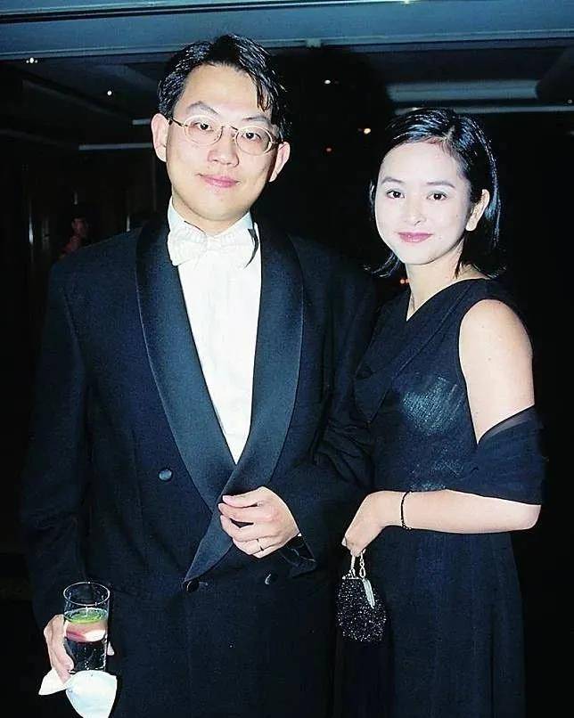 对林志颖无感的叶蕴仪,却被当时的"玩具大王"陈柏浩打动了,有传陈柏浩