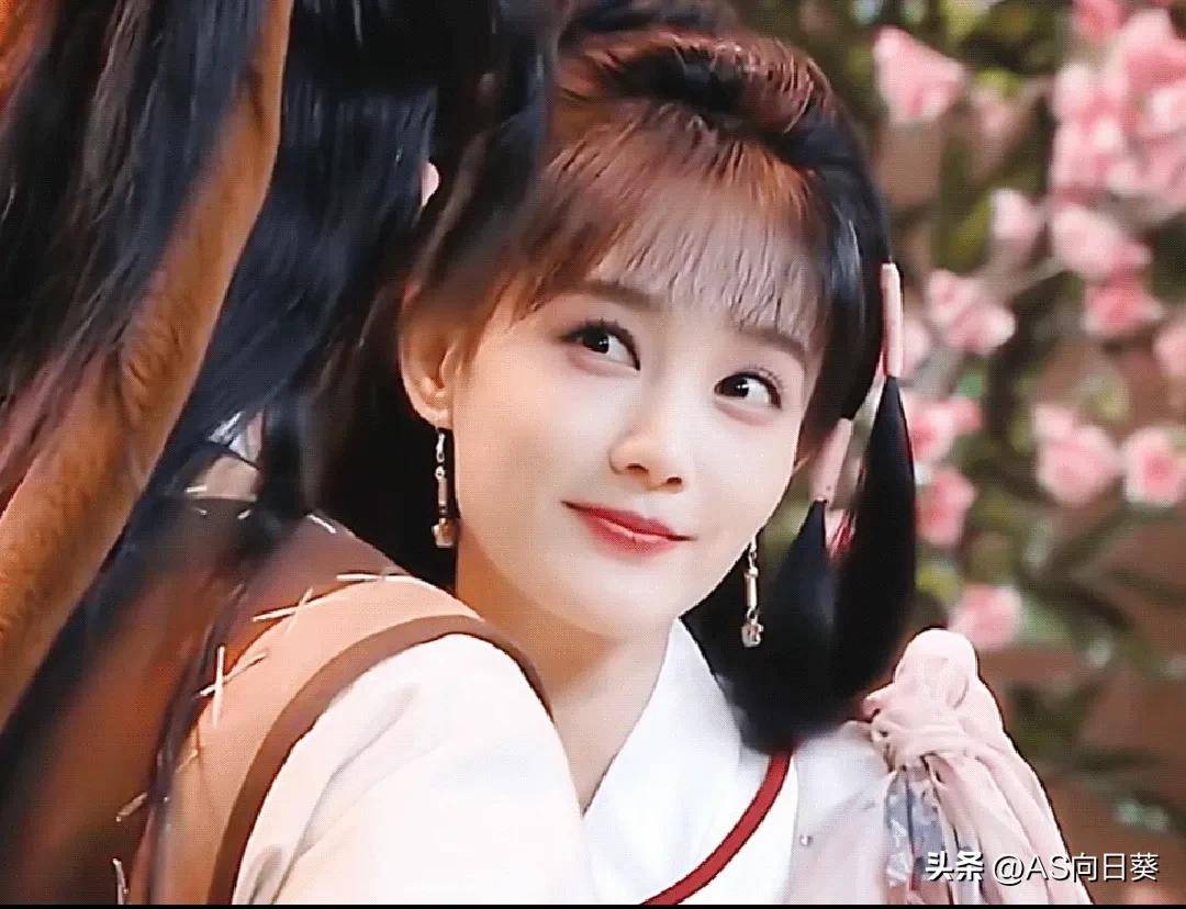 李一桐再现黄蓉经典角色,论演员造型的重要性._李艺彤_演技_因为