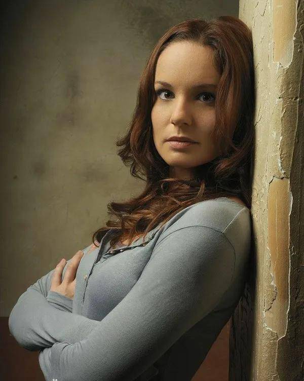 洛莉,是主角瑞克妻子,第三季最初,因为突发情况,不得在没有任何设施的