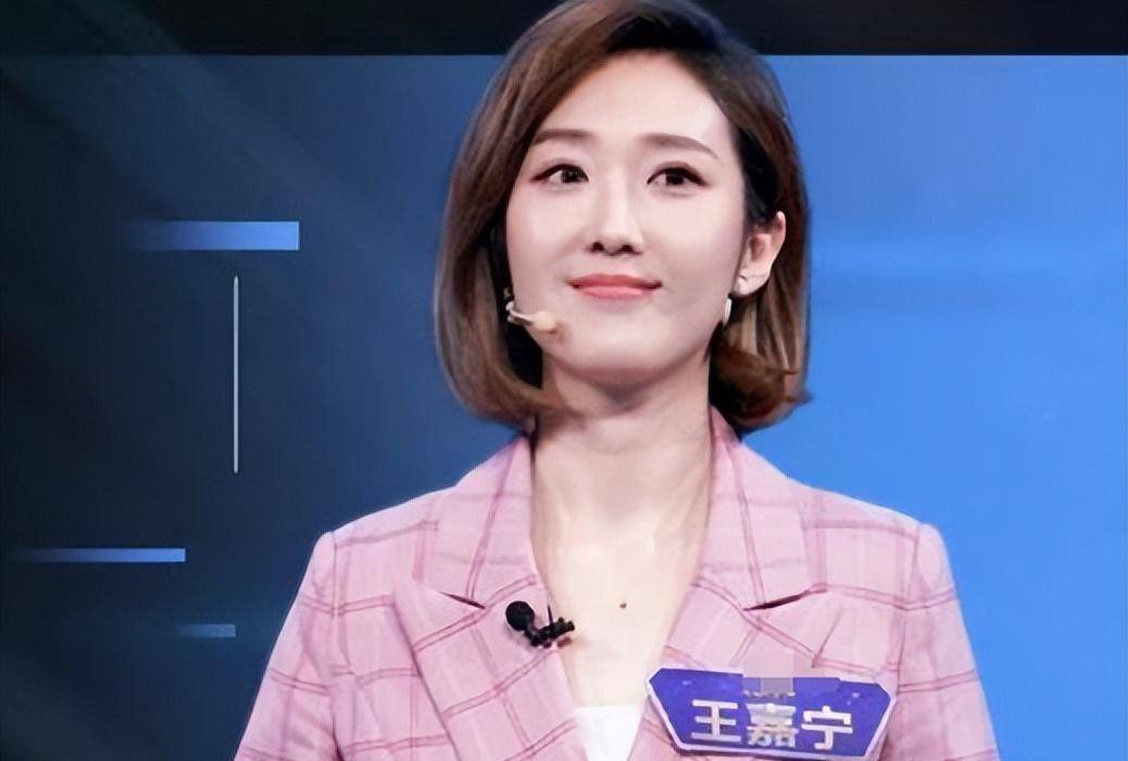 90后女孩"王嘉宁"火了,长相甜美气质佳,将担任央视春晚主持人_王佳宁