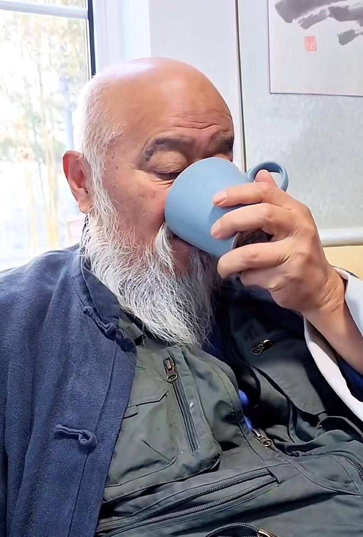 67岁李琦退休后在北京生活,衣着邋遢皱纹横生,光头模样似寿星公_年纪