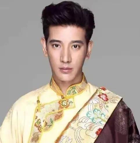 与男方一同逛超市时身高相差无几,直逼蒲巴甲的179cm身高,不知是否