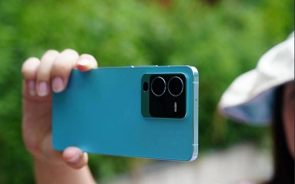 10 显示,1300尼特局部最高亮度,1600万色,dci-p3色域,对比度为6000000