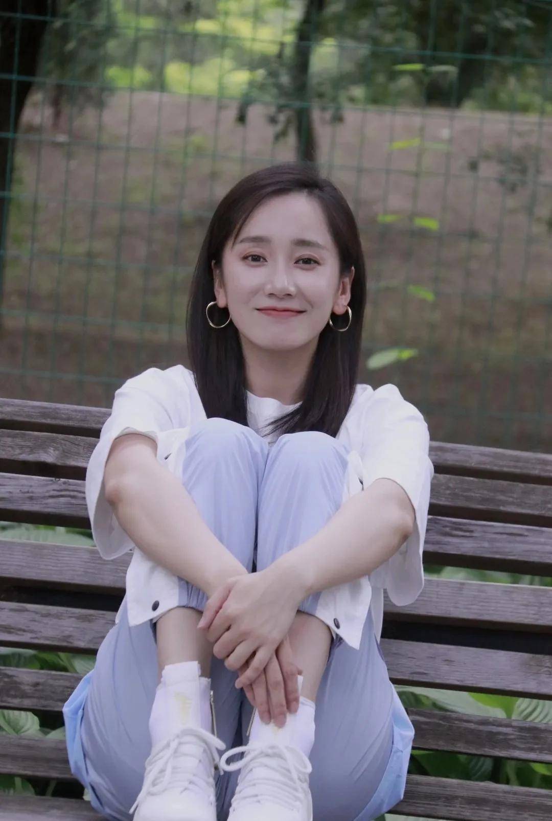 《去有风的地方》单亲妈妈谢晓春,小家碧玉型美女