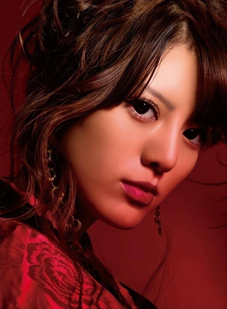 歌手阿兰:国外出道,仅21岁就成名,回国后如今怎样了?