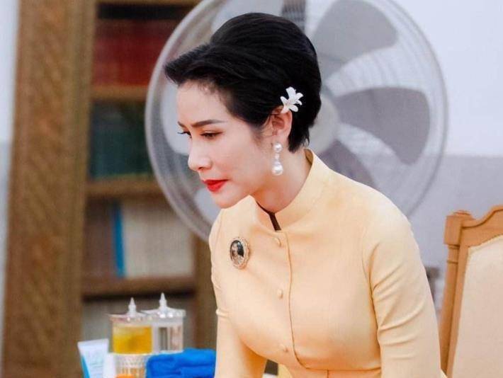 诗妮娜亮相广告牌海报,并肩坐在苏提达身边,冠绝六宫得到独宠_拉米