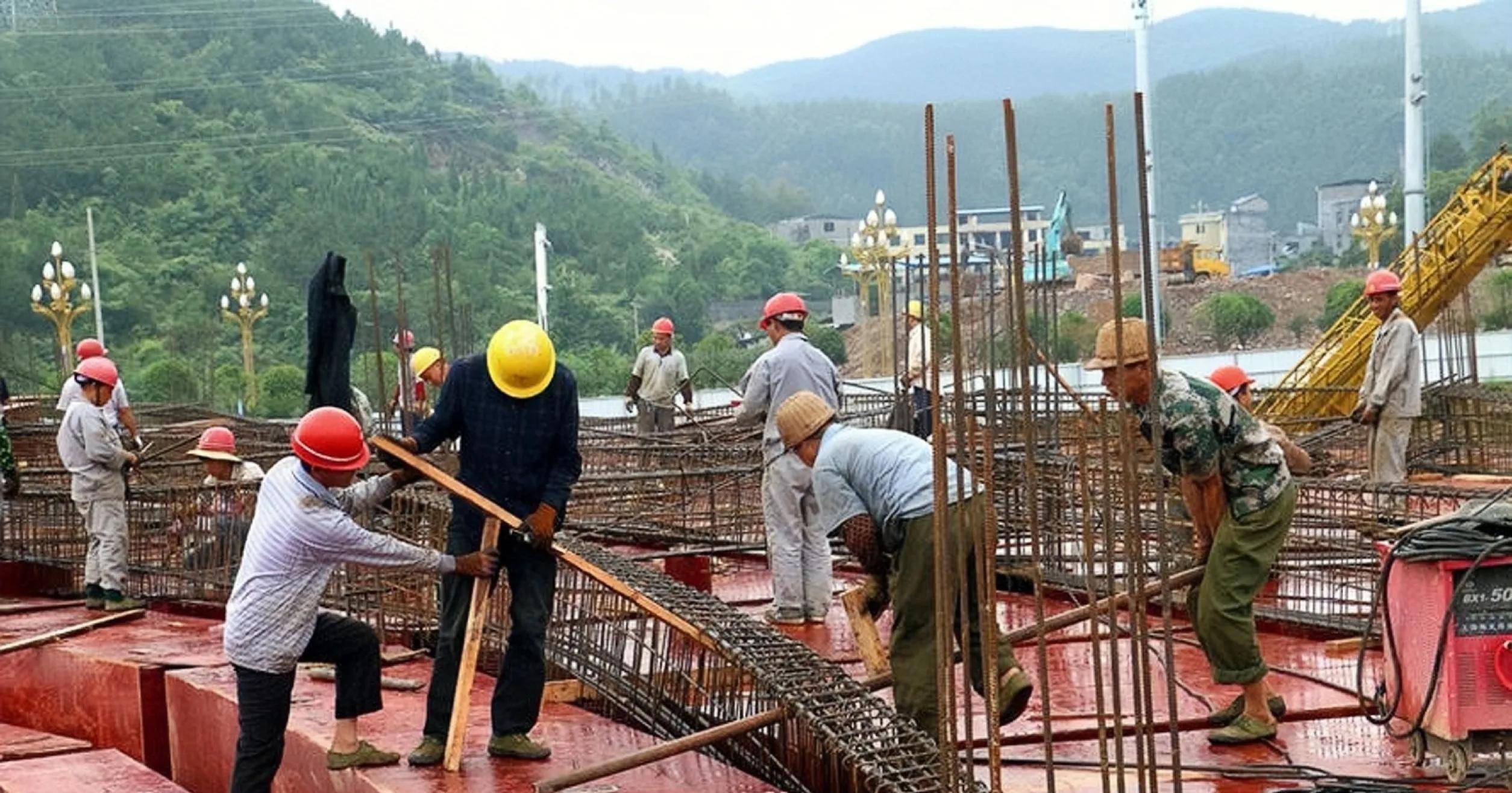 雲南省的一位農民工王某,在工地幹活時嚴重受傷,施工單位以未與其簽訂