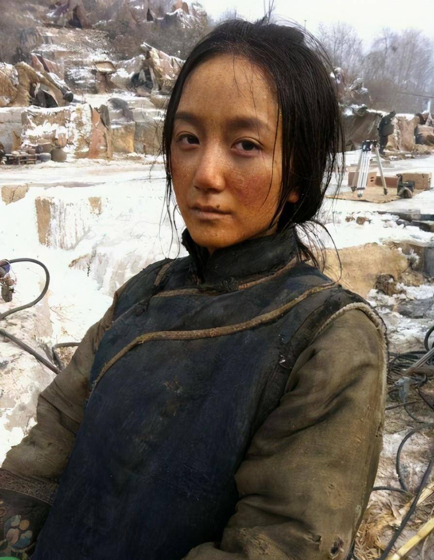 参演冯小刚电影《一九四二》2008年在电视剧《胭脂雪》中扮演阿桃,第