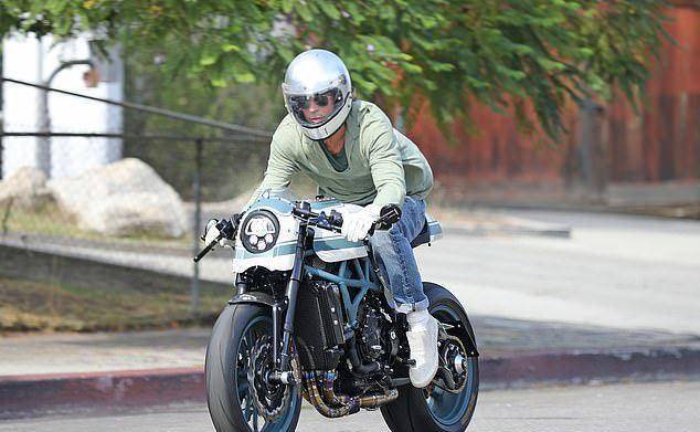 秀天鹅颈无颈纹,12岁儿子从小护妈_诺克斯_皮特_孩子