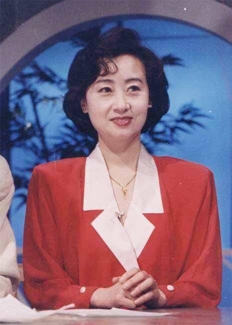 她是原央视《为您服务》节目主持人,温文尔雅的主持风格令人难忘_张悦
