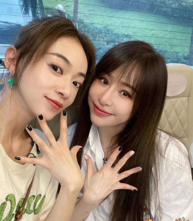 这两位姐姐超暖心,避免吴谨言感到尴尬_王心凌_舞台_队友