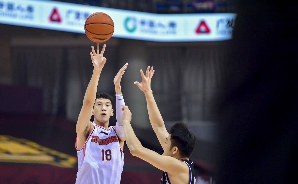 根据此前杜峰指导的阵容搭配,首发阵容中会使用张皓嘉作为四号位,但是