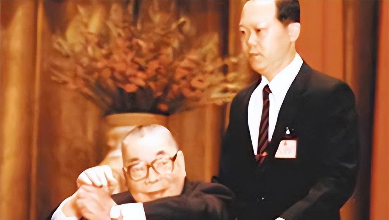 他说养母姚冶诚曾向他透露,蒋介石4岁时被野狗咬坏了生殖器,从此便