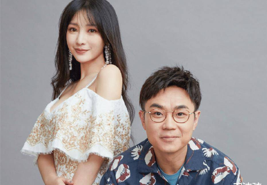 原来大鹏离家再婚!老三3岁了,和老婆一起散步真好!_孩子_刘大锤_妻子