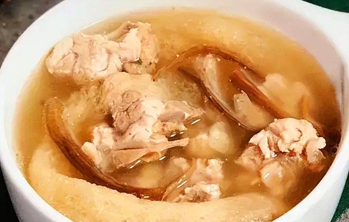 二,海底竹葛椰子汤(6)关火,盛出煮好的汤,放置片刻,就可以食用了.