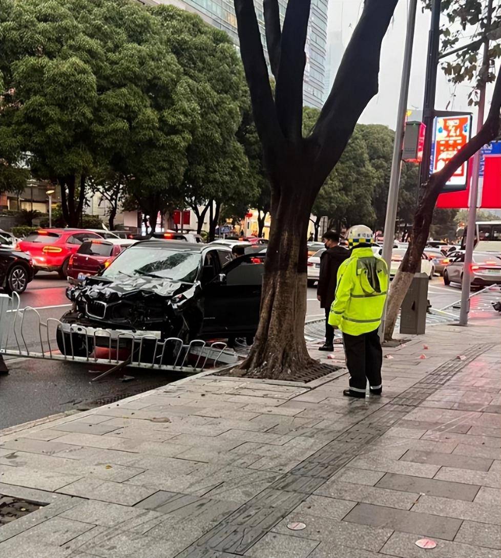 广州宝马撞人 搜狐网