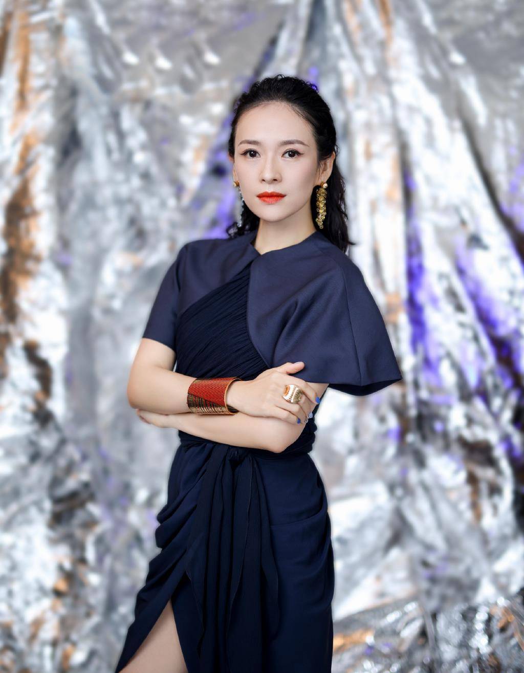 王一博章子怡时尚大片:时尚内搭配西装,同框时身高成谜_潮流_黑色_穿