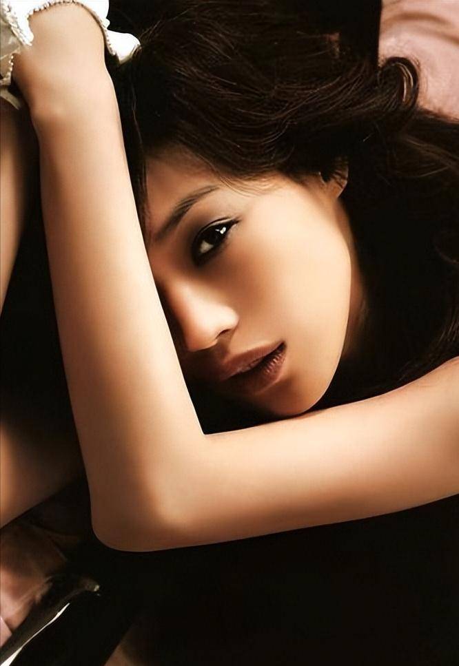 16岁一脱成名,29岁获影后却被爱人抛弃,46岁舒淇如今怎么样了?