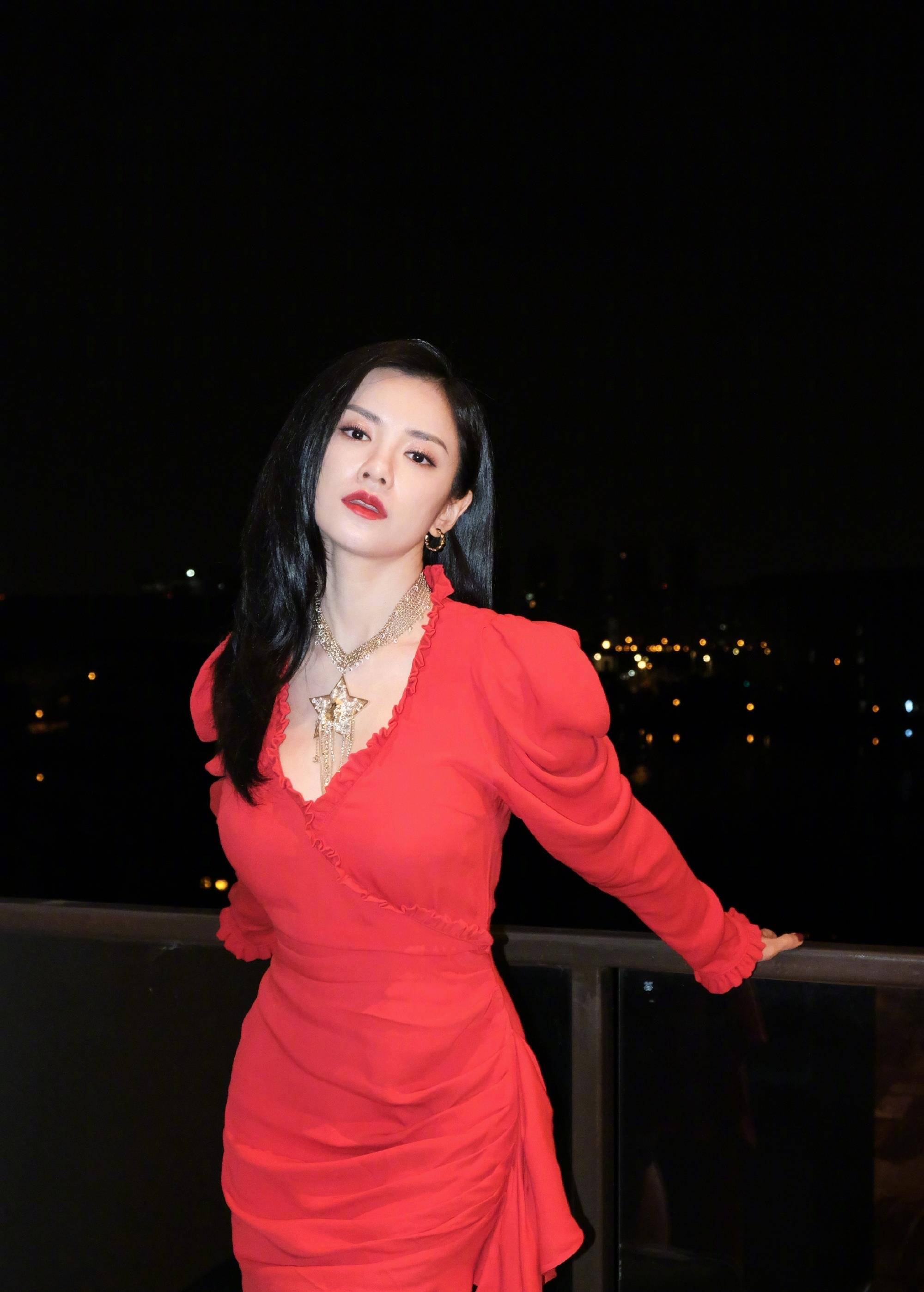 女主持人伊一现场失误,少穿了一件衣服,张国立愣是一小时没回头_观众