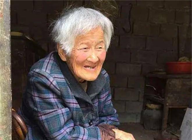 先后嫁5人,唯一心愿是拿到身份证享低保_侵华_水崎_生活