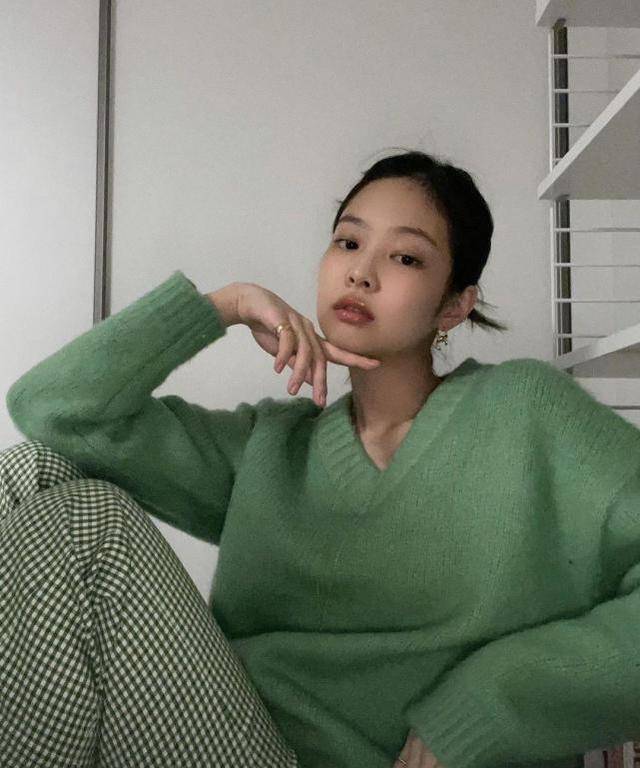 blackpink成员jennie晒照,牛油果绿配草莓太嫩,指尖托脸撩人_妮妮