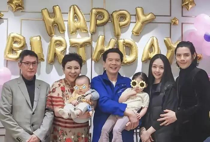 两人站在中间笑,向佐和郭碧婷站在向华强一边,女