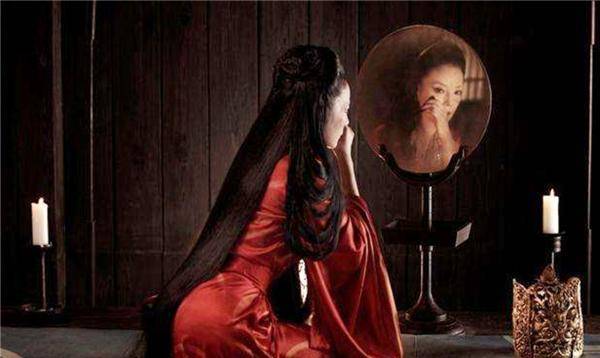 这幅女鬼图取材于蒲松龄所著《聊斋异志》中的一个小故事——《画皮》