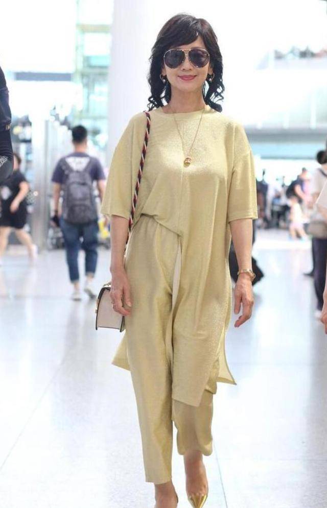 赵雅芝穿蓝色裙子走机场,看着像一套"睡衣",真是越老越任性