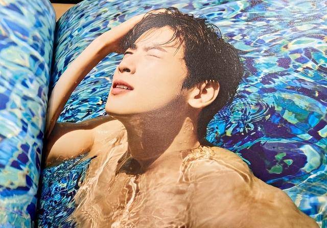 车银优上裸湿身炸胸肌二头肌!