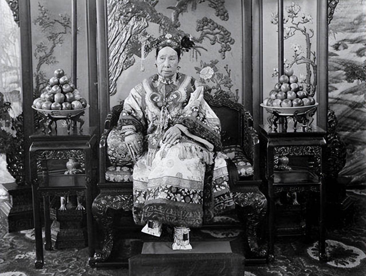 时间来到光绪八年,一位姓白的古董商人在李莲英的介绍下,来到宫中品鉴