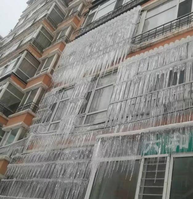 哈尔滨女子发现小区"奇观",整楼窗户结满冰溜子,变成"冰帘"