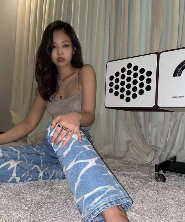 blackpink成员jennie晒照,男友视角果冻唇迷人,满手金戒指豪气_吊带