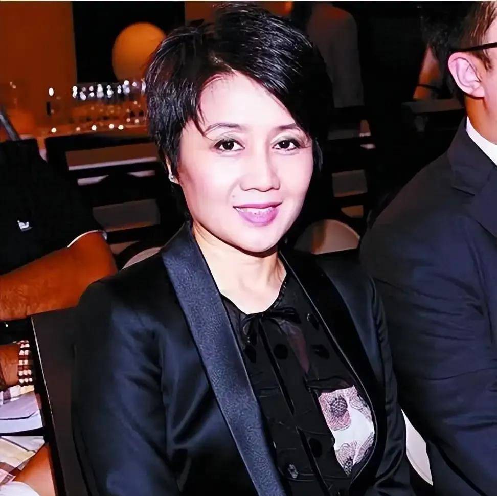 赌王何鸿燊的保姆买彩票中了3000万,问何猷君:你想要什么礼物?