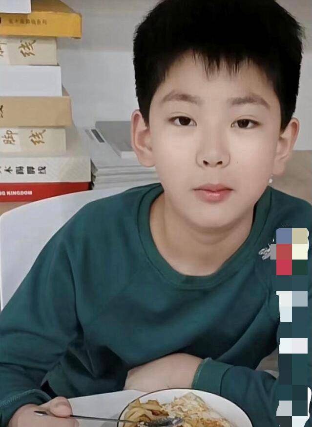 12岁少年失联4天后身亡,翻墙离校画面曝光,妈妈透露一重要细节_张某峰