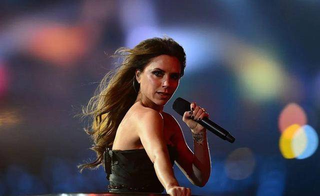 贝嫂美妆视频口音奇怪,网友:你已经不会正常讲话了吗?_辣妹_英国_posh