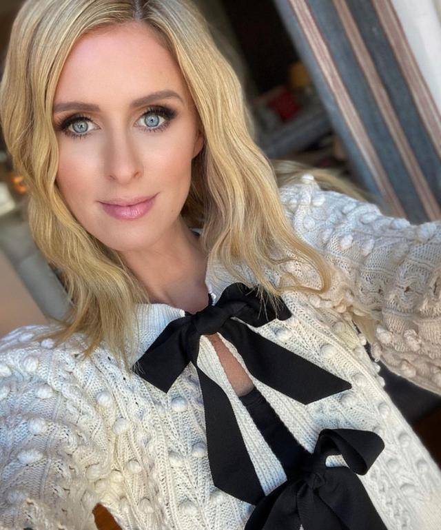 希尔顿酒店继承人穿红色蕾丝裙,携手美国第一名媛,现身发布会_尼基