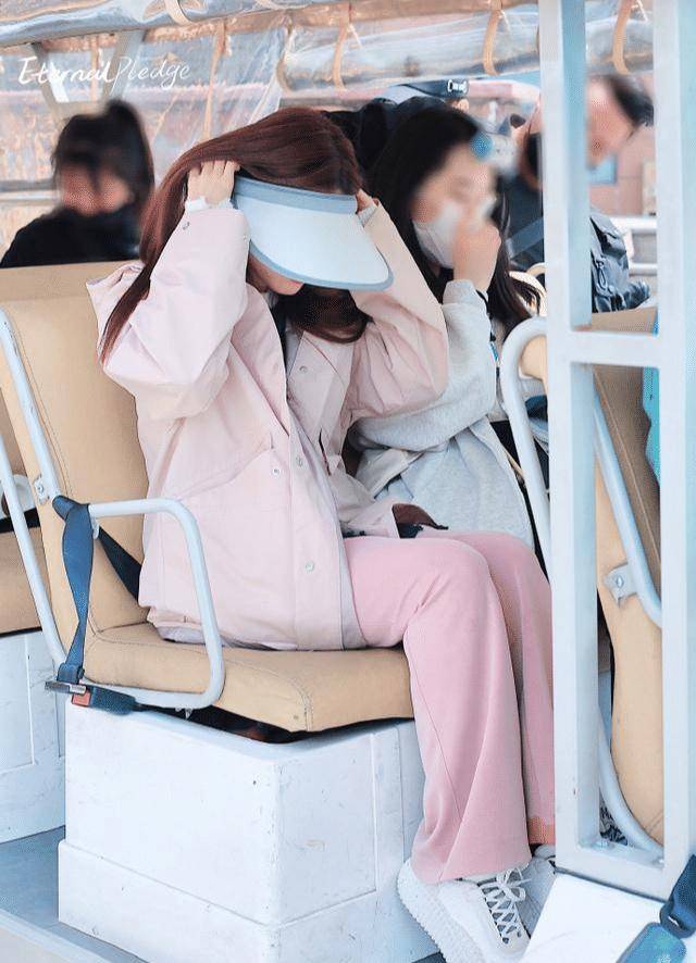 意识到有人在拍自己的时候,赵露思故意瞪大眼睛,佯装出一副生气的模样