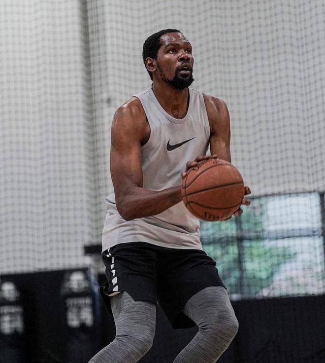 前段时间,《sportsacademy》网站放出了一组篮网前锋凯文-杜兰特的