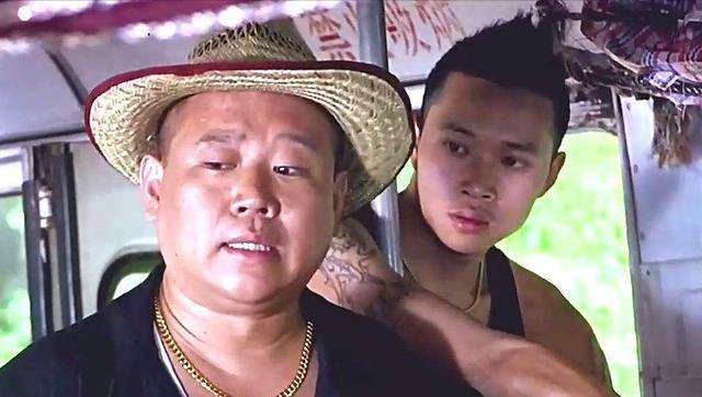 的竟是一位公交劫匪,可这也就罢了,这公交劫匪背后还刺了个"假仗义"