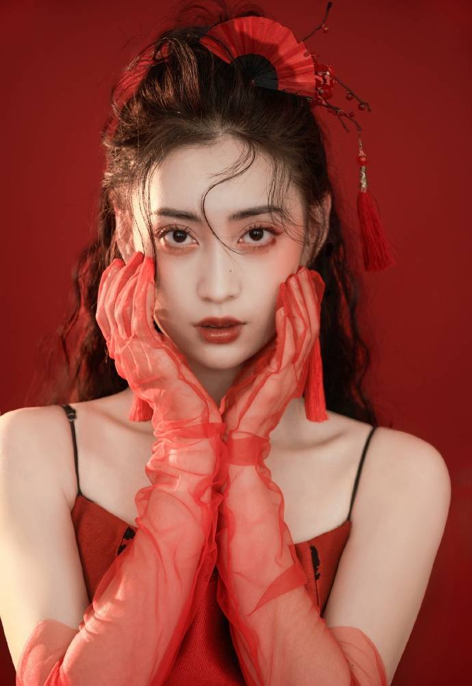 国际超模谭乔尹新年大片,抹胸长裙与国风配搭,凸显红火节日气氛_红色